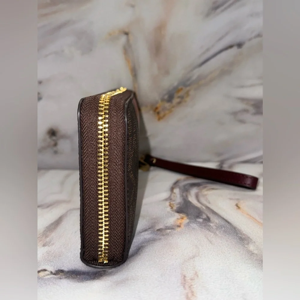 NWOT- Michael Kors Women's Center Stripe Large Continental Wristlet! - Picture 5 of 13